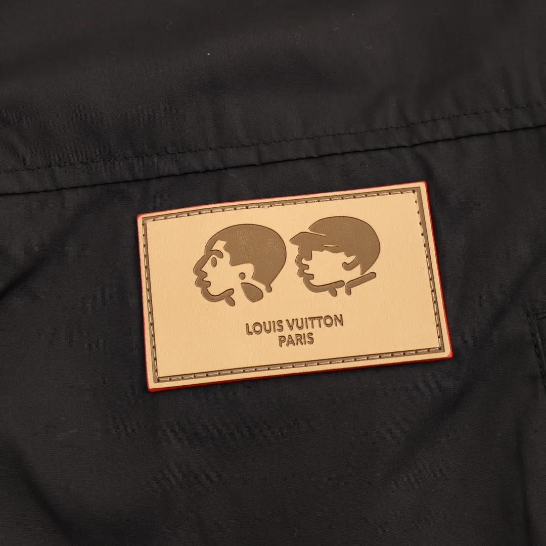 🅿️570 Louis Vuitton & Nigo floral double-sided fleece sherpa jacket. The original version was purchased for 22,200. It is made of 3D three-dimensional lamb wool. The light brown color of the custom-woven nylon fabric is ordered and dyed according to the original version. It is comfortable to wear and doubles the thermal performance. The lapel stand-up collar has a two-wear zipper design, which is easy to put on and take off to change the style at will. One side is plush, soft and fashionable, and the gray and black base is embellished with round textures in autumn and winter colors, showing a natural moss-like atmosphere, which enhances the style of the outfit. The other side is smooth and cotton-covered, which has a better effect of keeping warm and cold in autumn and winter. With the leather label pattern, it gives a relaxed feeling when wearing it on the street. Unisex Size: XS-L